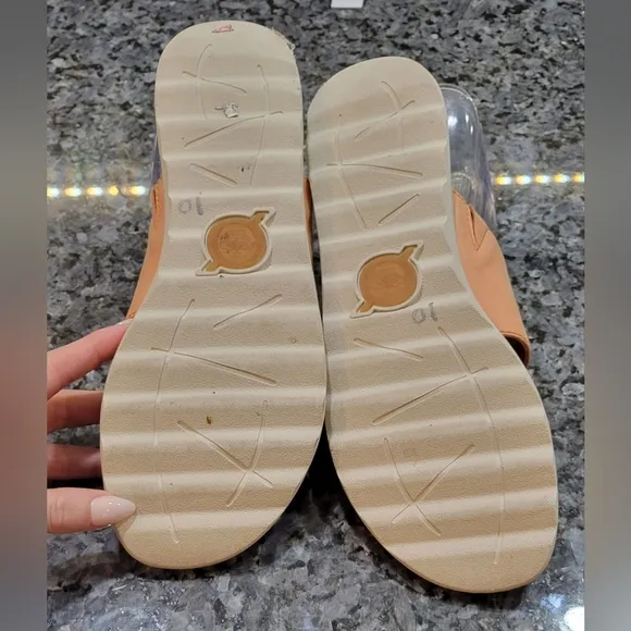 BORN Women's Shore Sandal - tan strappy flat shoe (US Shoe Size 10)*