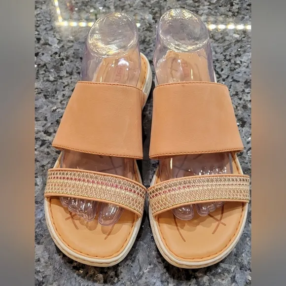 BORN Women's Shore Sandal - tan strappy flat shoe (US Shoe Size 10)*