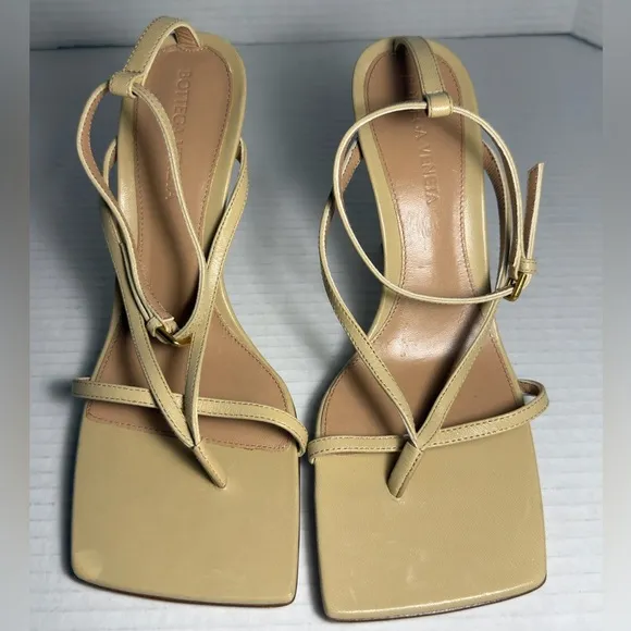 Bottega Veneta Stretch Lounge  Napa Cane Sugar  Sandals.  Size 36