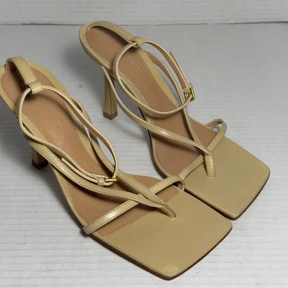 Bottega Veneta Stretch Lounge  Napa Cane Sugar  Sandals.  Size 36