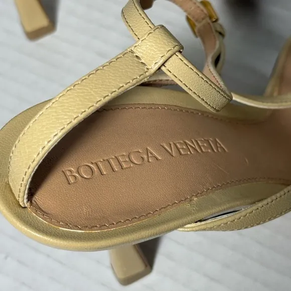 Bottega Veneta Stretch Lounge  Napa Cane Sugar  Sandals.  Size 36