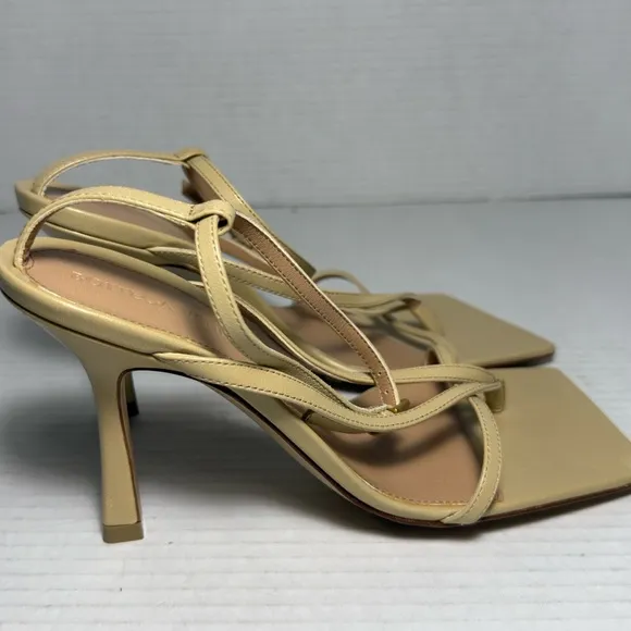Bottega Veneta Stretch Lounge  Napa Cane Sugar  Sandals.  Size 36