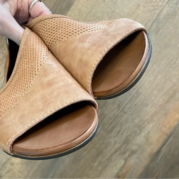 Bueno Tahiti Half d’Orsay Leather Sandals
