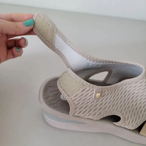 Bzees Stellar Wedge Sandals Womens Size 11 Beige Stretch Fabric Upper