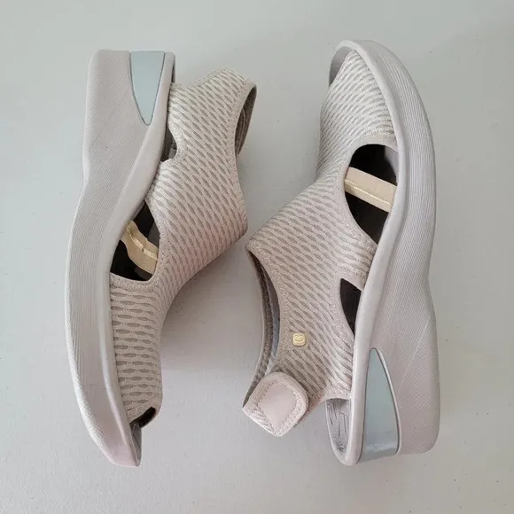 Bzees Stellar Wedge Sandals Womens Size 11 Beige Stretch Fabric Upper