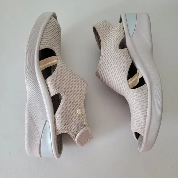 Bzees Stellar Wedge Sandals Womens Size 11 Beige Stretch Fabric Upper
