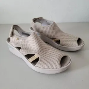 Bzees Stellar Wedge Sandals Womens Size 11 Beige Stretch Fabric Upper