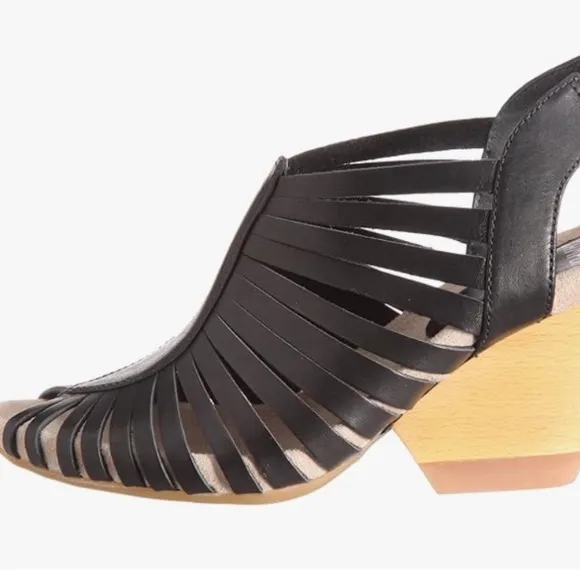 Camper Women “Rachel Wedge Sandals Sz. 39/8.5US Black EUC with Strappy Design
