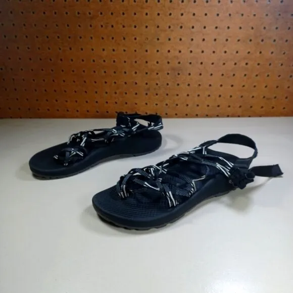 Chaco womens black an white strappy slingback hiking sandals 8 M EUC