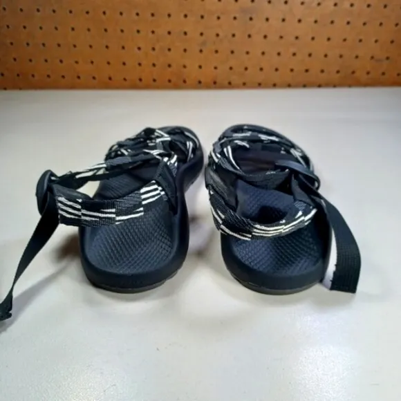 Chaco womens black an white strappy slingback hiking sandals 8 M EUC