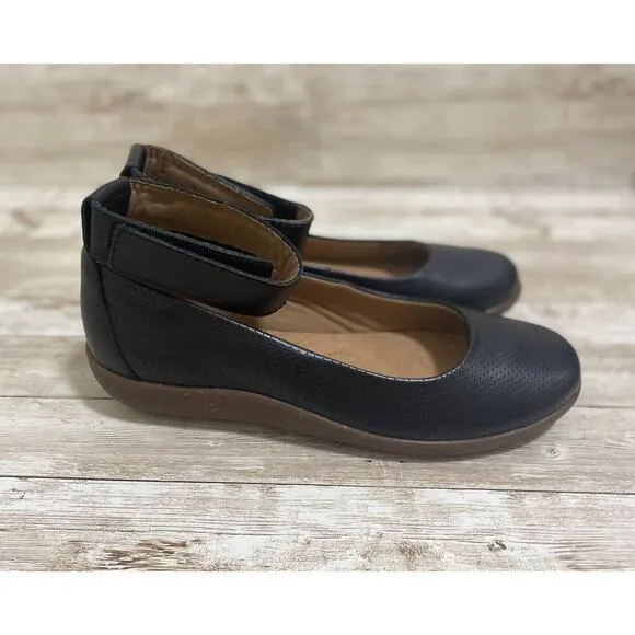 Clarks Sandals Women’s size 7.5 Leather Ankle Strap Soft Cushion Round Toe