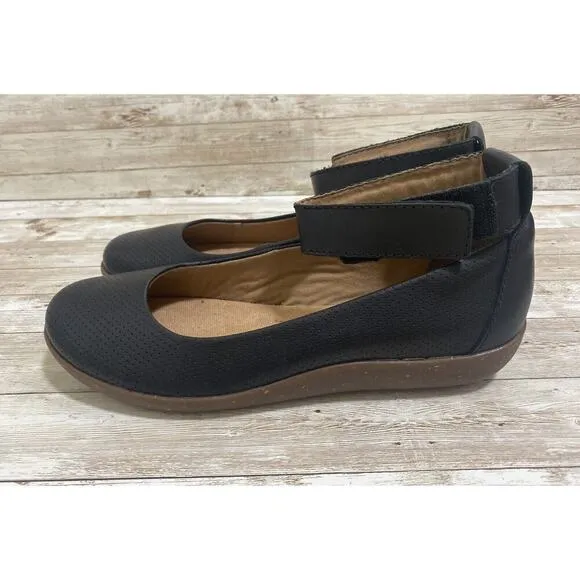 Clarks Sandals Women’s size 7.5 Leather Ankle Strap Soft Cushion Round Toe