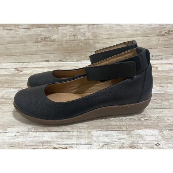 Clarks Sandals Women’s size 7.5 Leather Ankle Strap Soft Cushion Round Toe