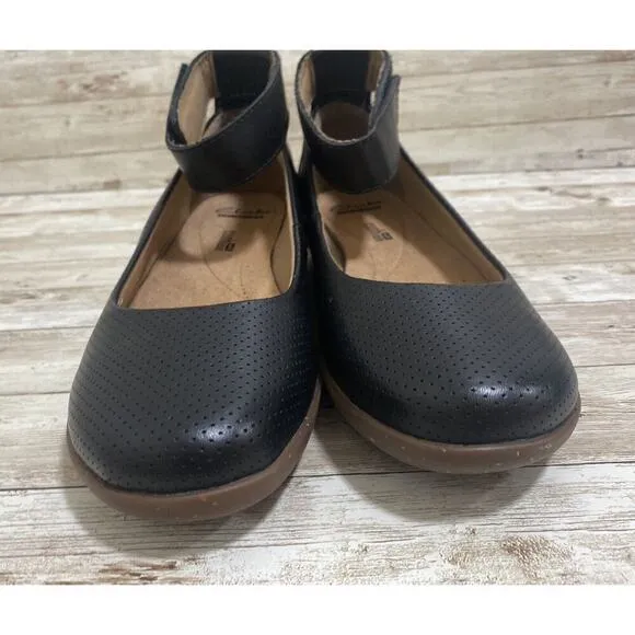 Clarks Sandals Women’s size 7.5 Leather Ankle Strap Soft Cushion Round Toe