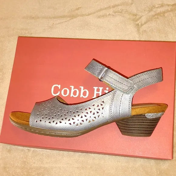 👣COBB HILL💛 Laurel Perforated Silver Metallic Sandals🩰 priced reasonable