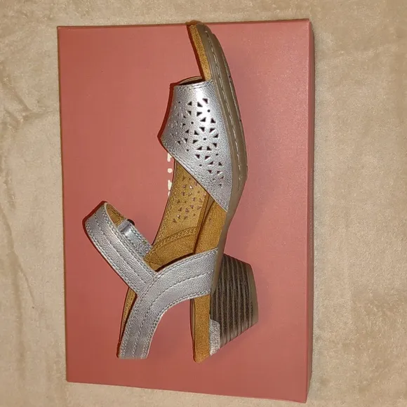 👣COBB HILL💛 Laurel Perforated Silver Metallic Sandals🩰 priced reasonable
