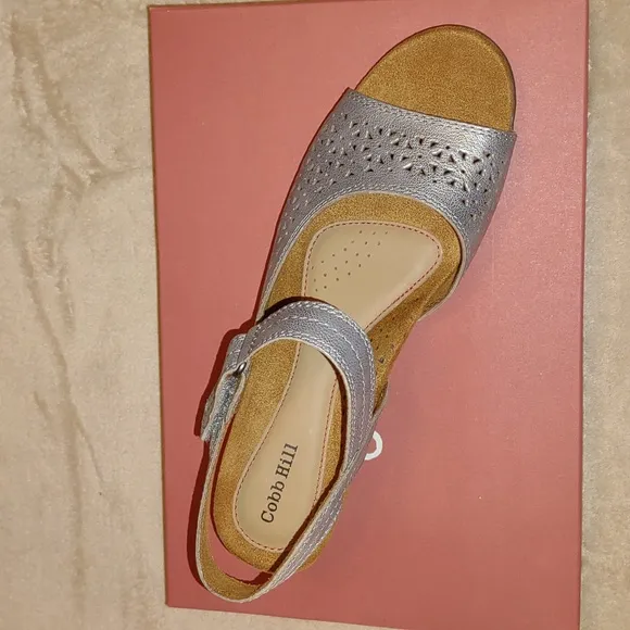 👣COBB HILL💛 Laurel Perforated Silver Metallic Sandals🩰 priced reasonable