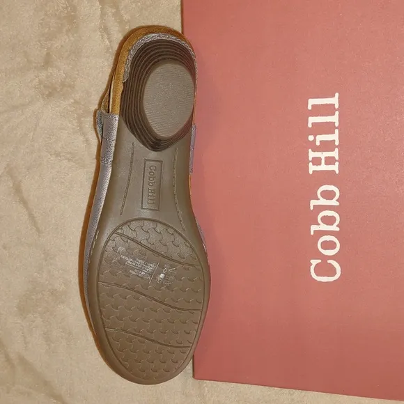 👣COBB HILL💛 Laurel Perforated Silver Metallic Sandals🩰 priced reasonable