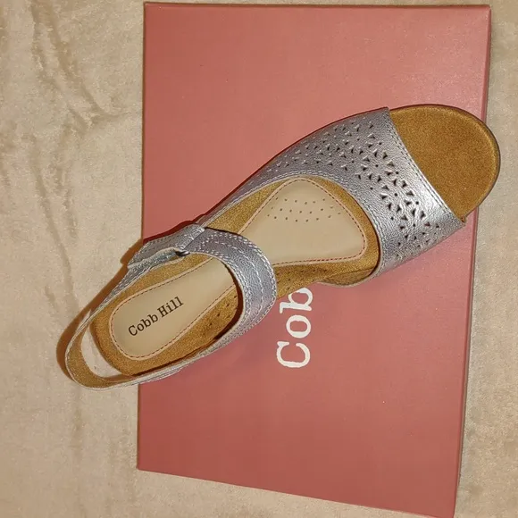 👣COBB HILL💛 Laurel Perforated Silver Metallic Sandals🩰 priced reasonable