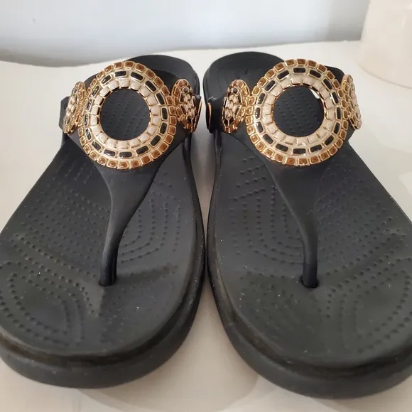 CROCS Sanrah Diamante Sz 10 Gold Circle Wedge Thong Flip Flop Sandal Black Beach
