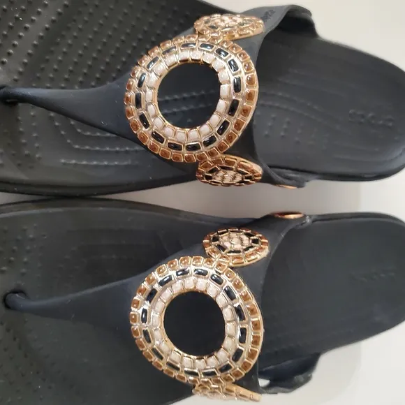 CROCS Sanrah Diamante Sz 10 Gold Circle Wedge Thong Flip Flop Sandal Black Beach