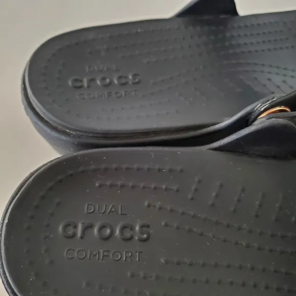 CROCS Sanrah Diamante Sz 10 Gold Circle Wedge Thong Flip Flop Sandal Black Beach