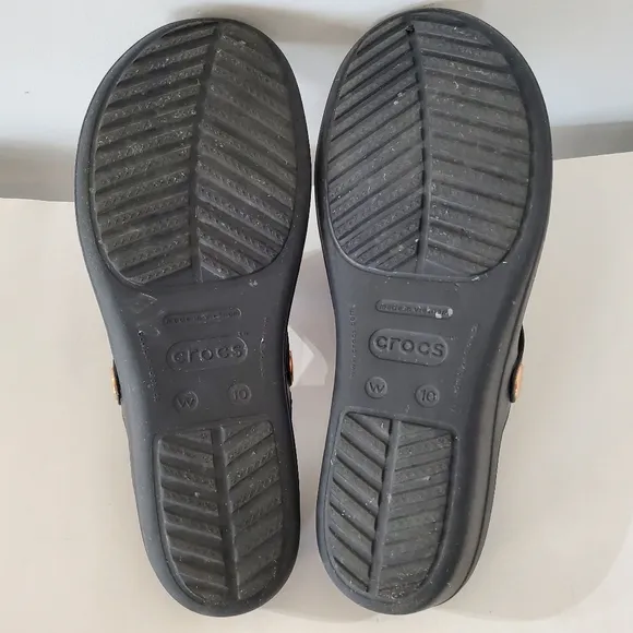 CROCS Sanrah Diamante Sz 10 Gold Circle Wedge Thong Flip Flop Sandal Black Beach