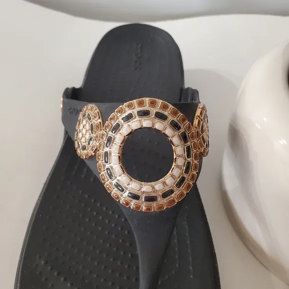 CROCS Sanrah Diamante Sz 10 Gold Circle Wedge Thong Flip Flop Sandal Black Beach