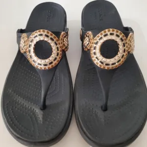 CROCS Sanrah Diamante Sz 10 Gold Circle Wedge Thong Flip Flop Sandal Black Beach