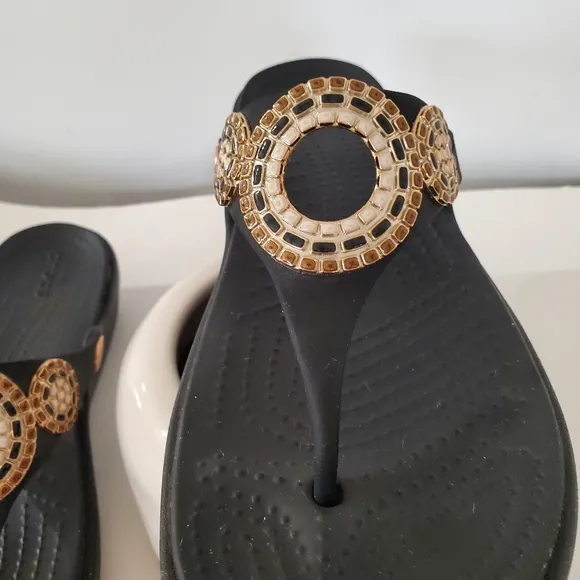 CROCS Sanrah Diamante Sz 10 Gold Circle Wedge Thong Flip Flop Sandal Black Beach