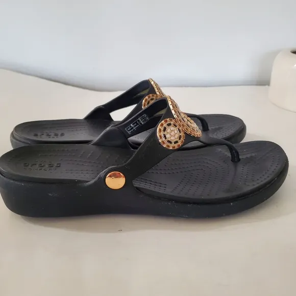 CROCS Sanrah Diamante Sz 10 Gold Circle Wedge Thong Flip Flop Sandal Black Beach
