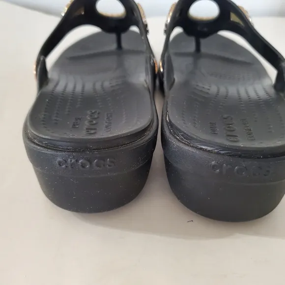 CROCS Sanrah Diamante Sz 10 Gold Circle Wedge Thong Flip Flop Sandal Black Beach