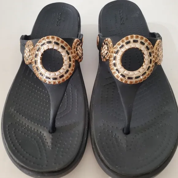 CROCS Sanrah Diamante Sz 10 Gold Circle Wedge Thong Flip Flop Sandal Black Beach