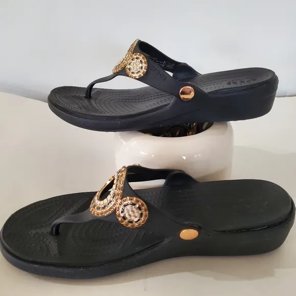 CROCS Sanrah Diamante Sz 10 Gold Circle Wedge Thong Flip Flop Sandal Black Beach