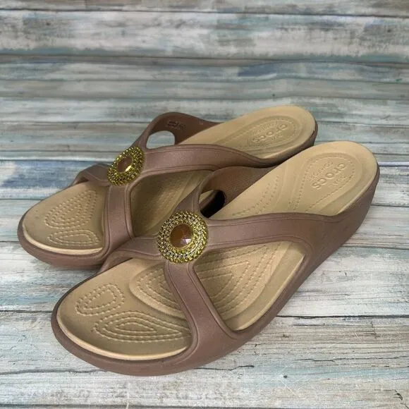Crocs Sanrah Sandals Womens 10 Wedge Slip On Dual Medallion Bling Neutral Heel