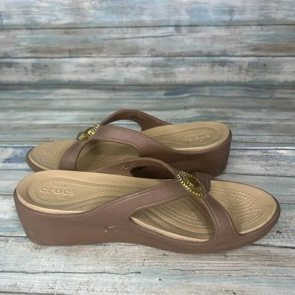 Crocs Sanrah Sandals Womens 10 Wedge Slip On Dual Medallion Bling Neutral Heel