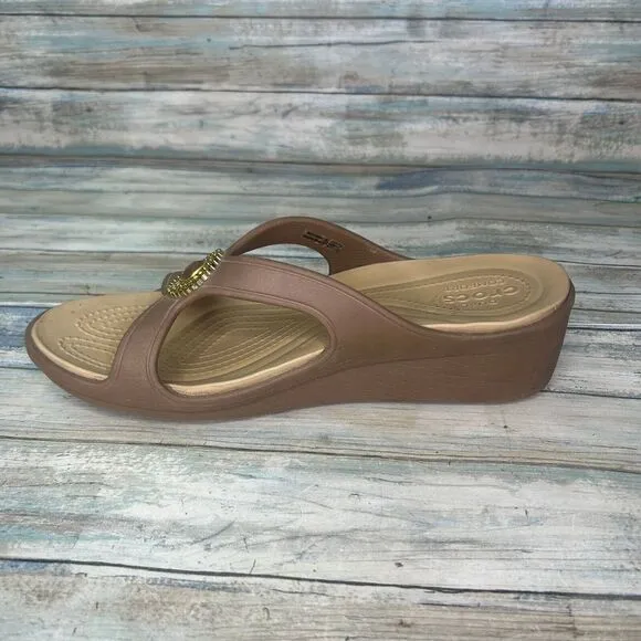 Crocs Sanrah Sandals Womens 10 Wedge Slip On Dual Medallion Bling Neutral Heel