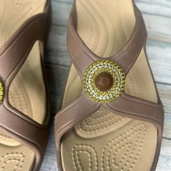 Crocs Sanrah Sandals Womens 10 Wedge Slip On Dual Medallion Bling Neutral Heel
