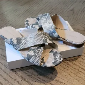 Cupcakes and Cashmere Revolve size 7 leather slipper sandals NWOT
