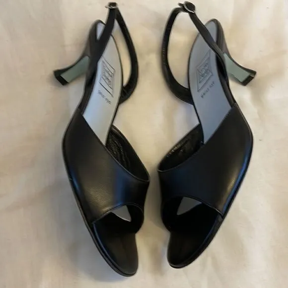 CYNTHIA ROWLEY BLACK LEATHER SANDALS.  PADDED INSOLES FOR COMFORT.   NEW