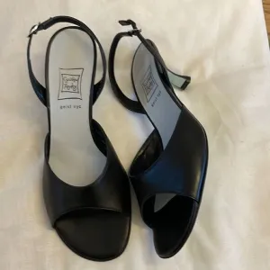 CYNTHIA ROWLEY BLACK LEATHER SANDALS.  PADDED INSOLES FOR COMFORT.   NEW