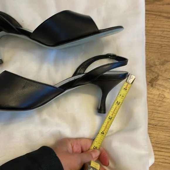 CYNTHIA ROWLEY BLACK LEATHER SANDALS.  PADDED INSOLES FOR COMFORT.   NEW