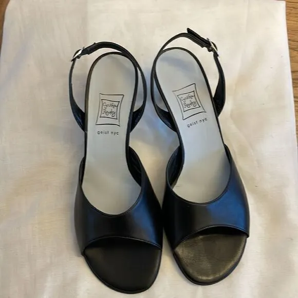 CYNTHIA ROWLEY BLACK LEATHER SANDALS.  PADDED INSOLES FOR COMFORT.   NEW