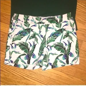 Dalia palm leave print shorts in white/ green