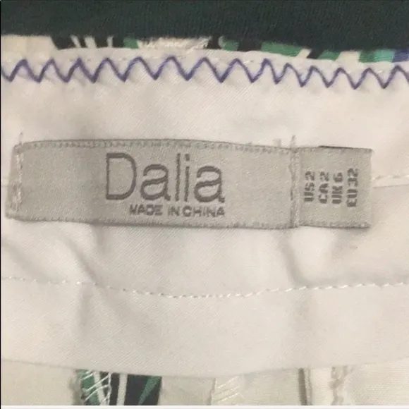 Dalia palm leave print shorts in white/ green