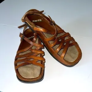 EARTH Womens Brown Leather Oasis Sandal Strappy Adjustable Cushion 8B,(runs big)