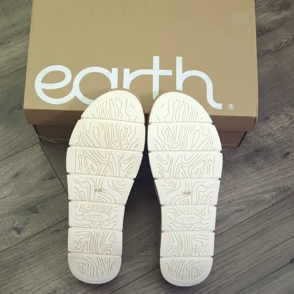 Earth Women's Tan Sandals