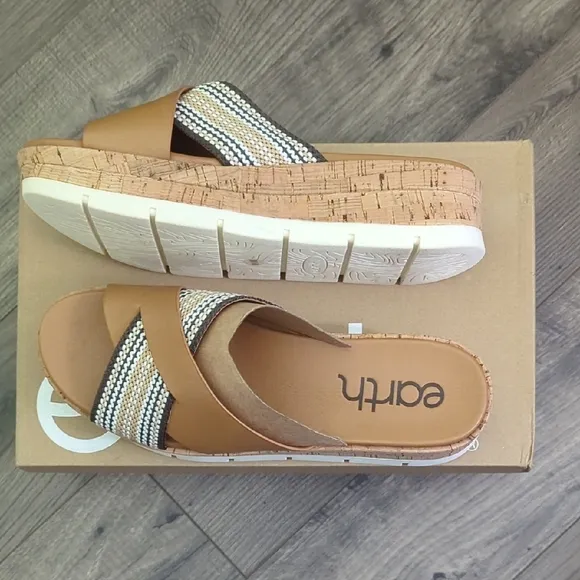 Earth Women's Tan Sandals