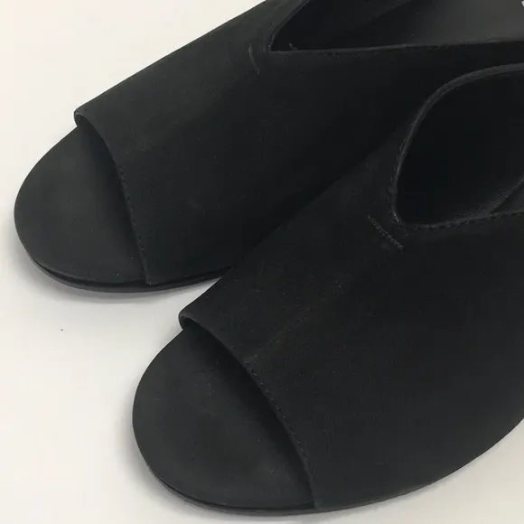 Eileen Fisher Katniss black leather open toe slides.