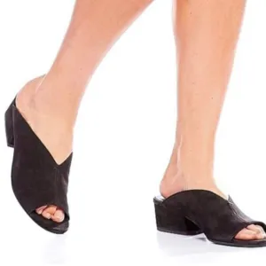 Eileen Fisher Katniss black leather open toe slides.
